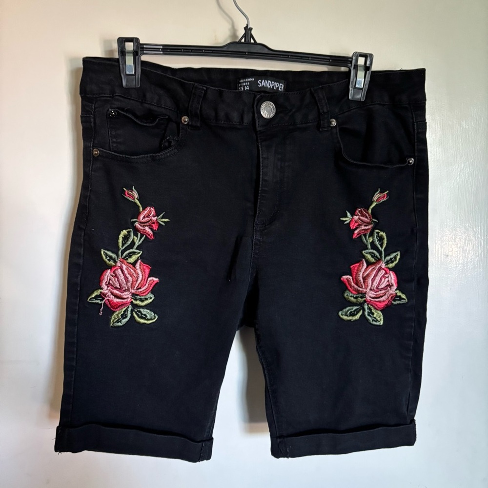 Sandpiper women's 14 Shorts embroidered roses under pockets W32")XL9"has stretch